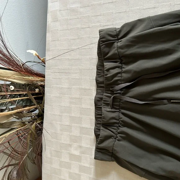 Lululemon On The Fly Crop 23” in Dark Olive - Picture 5 of 13